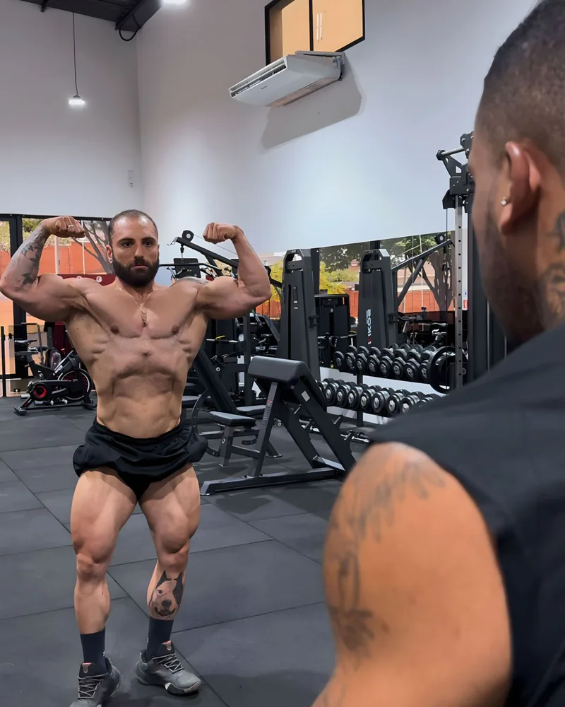 Canidia Santos avaliando presencialmente o atleta campeão do time