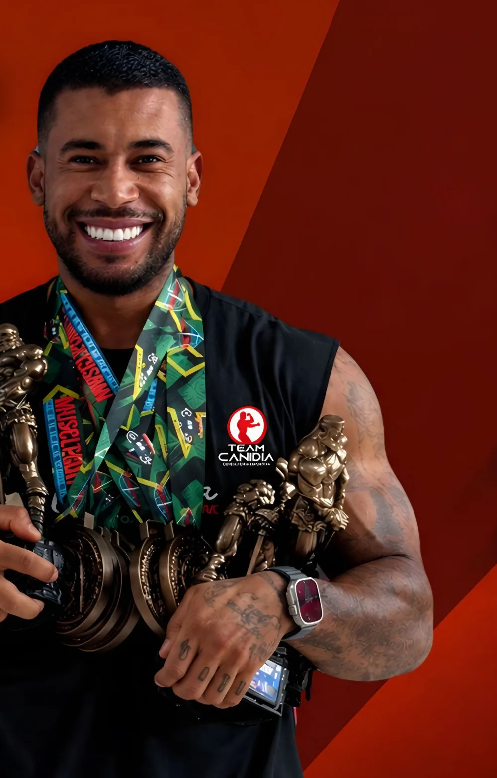 Canidia Santos sorrindo com troféus e medalhas conquistados como treinador