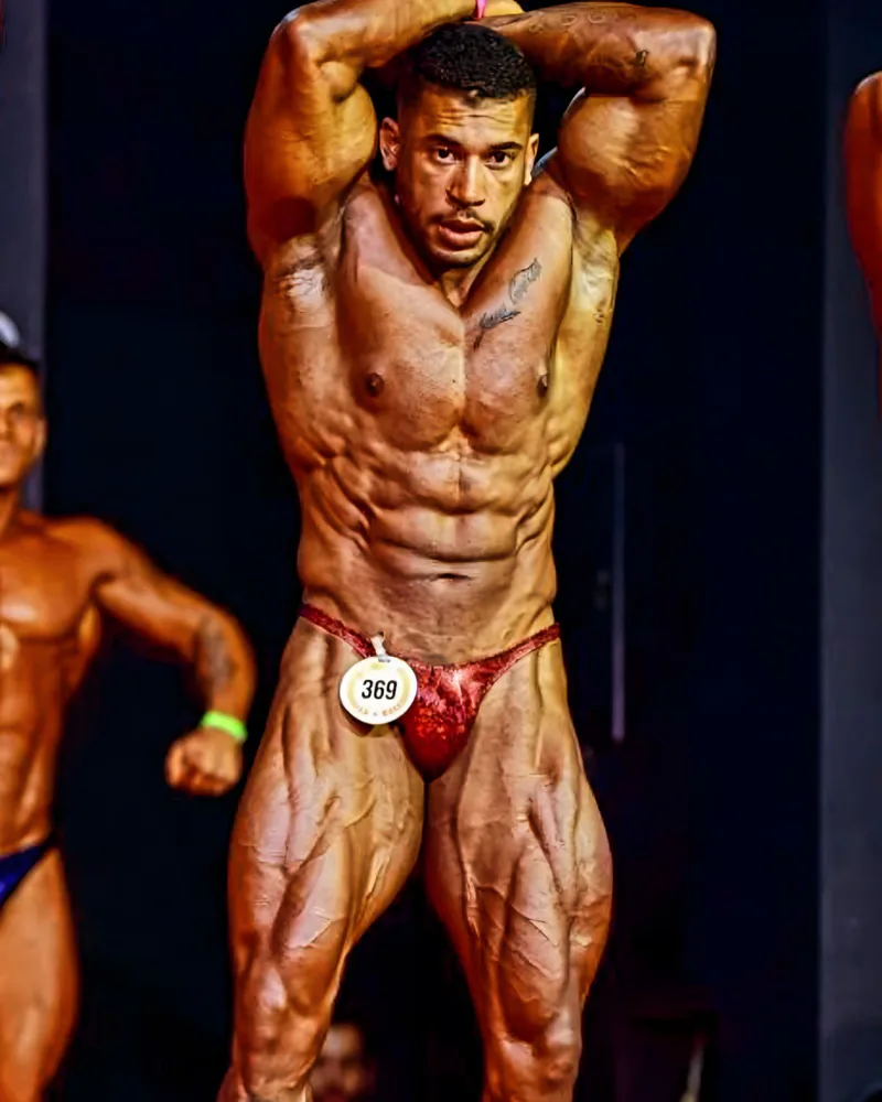 Canidia Santos em pose de Classic Physique