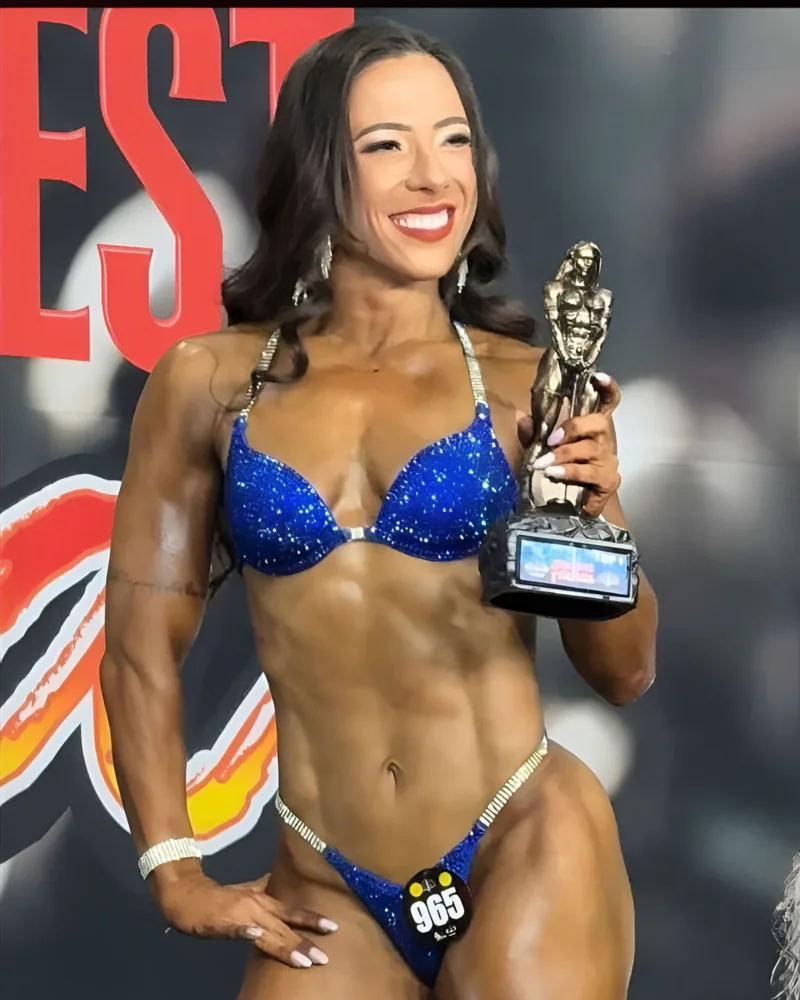 Aluna do Team Canidia com troféu de campeã na primeira competição