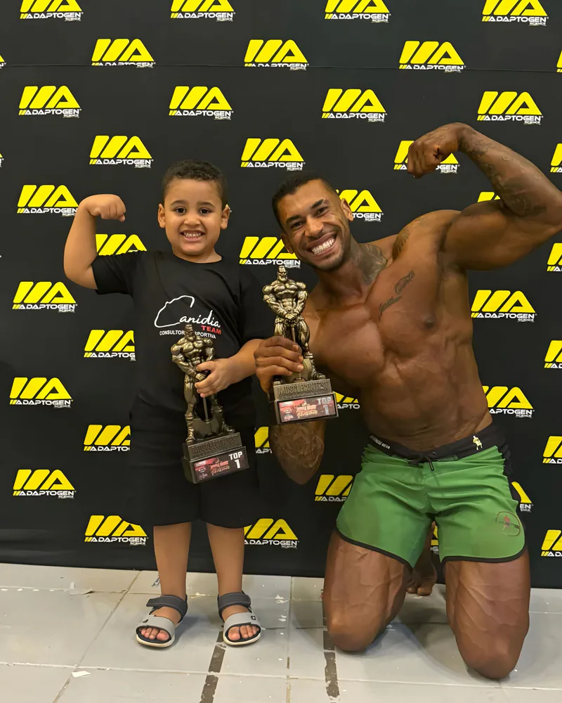 Canidia Santos com o filho e os troféus do Musclecontest Franca