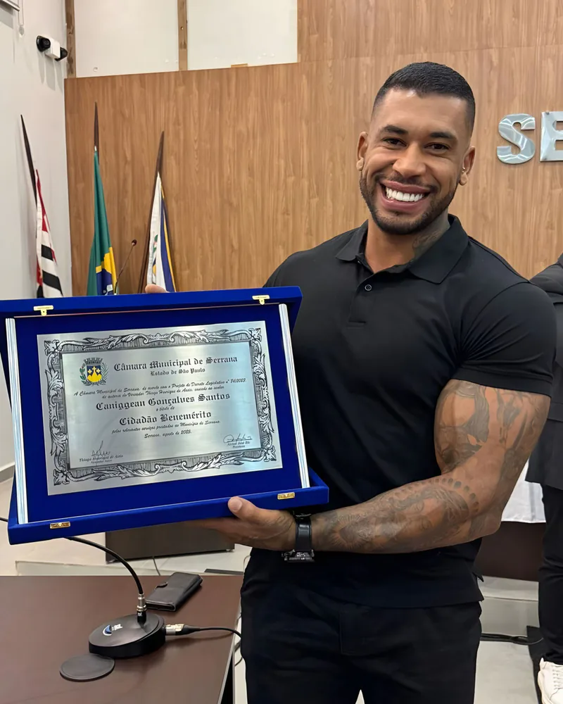 Canidia Santos recebendo honraria do Poder Legislativo de Serrana