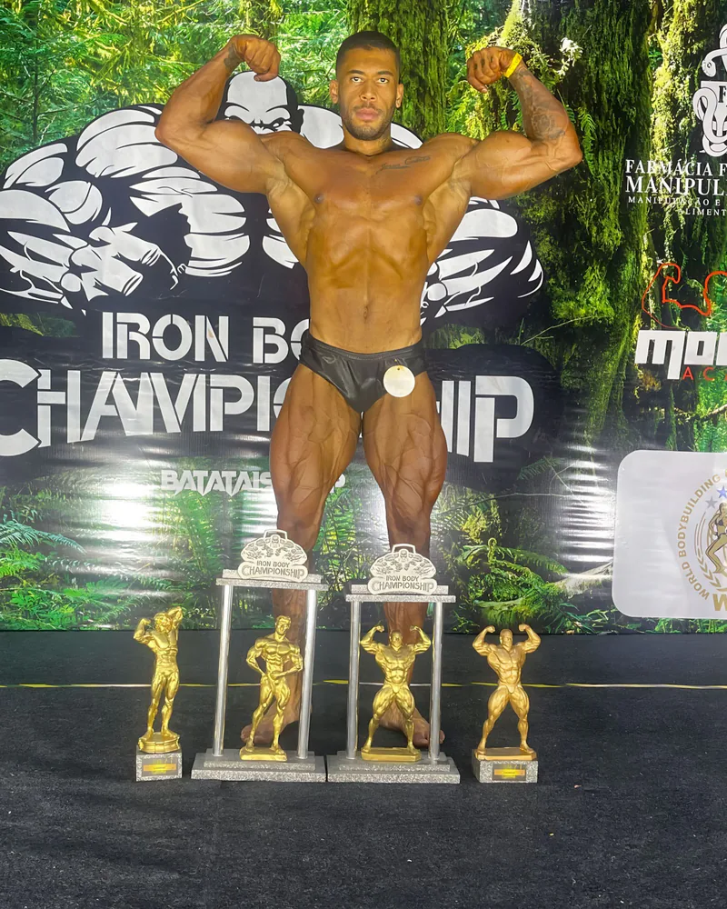 Canidia Santos com os troféus do Iron Body Championship