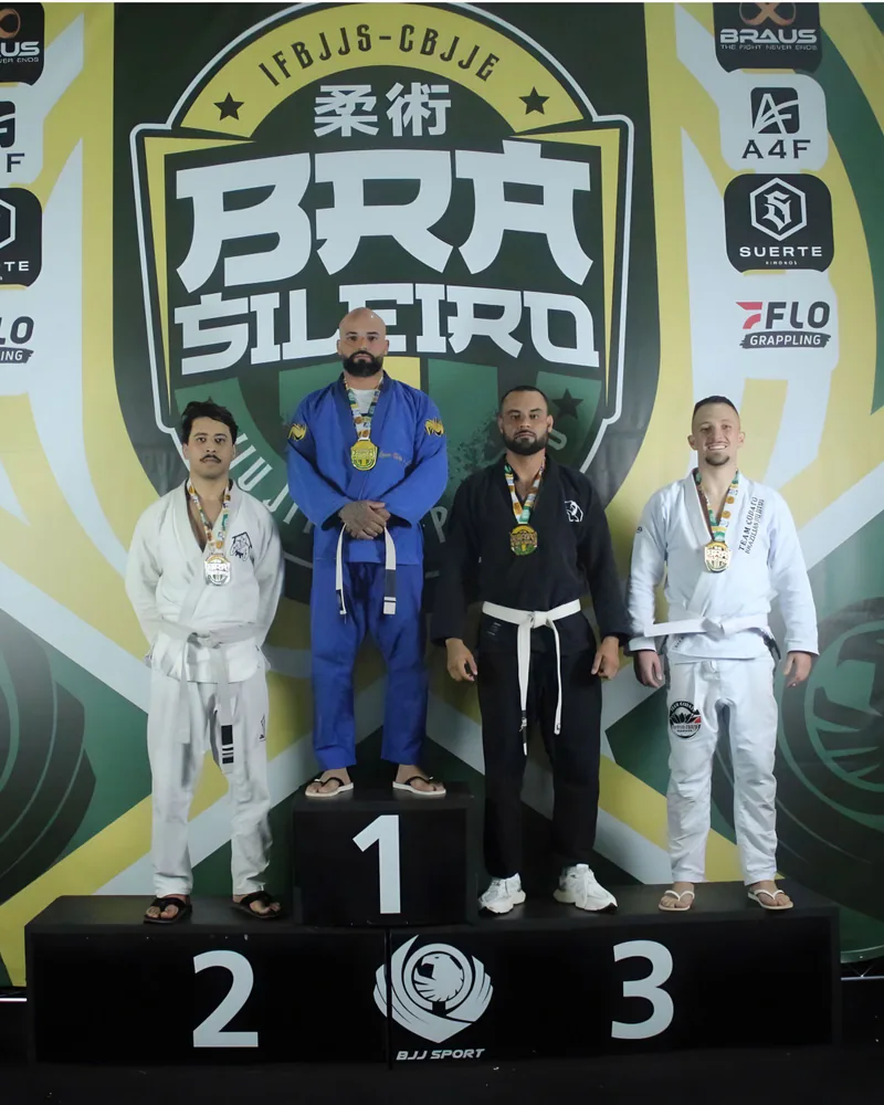 Pódio de jiu-jítsu com kimono no Campeonato Brasileiro IFBJJS-CBJJE