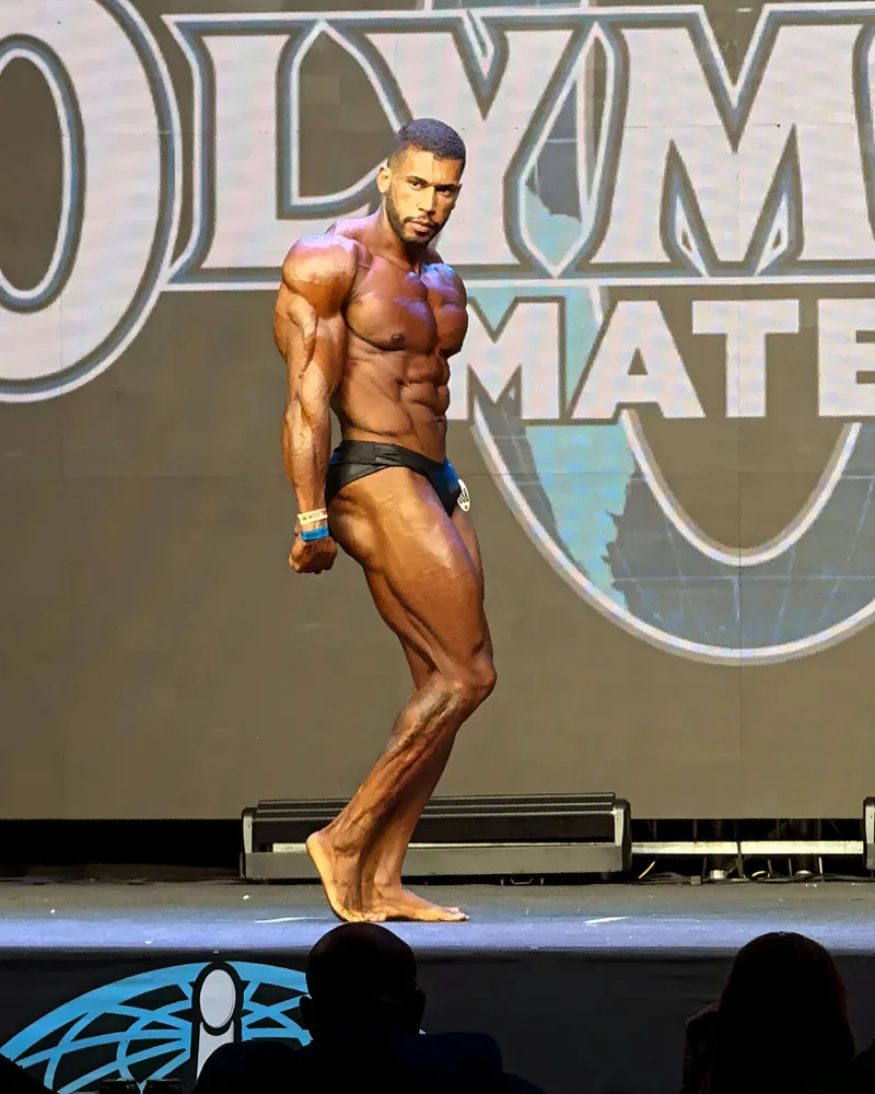 Canidia Santos em pose lateral no Mr. Olympia Brasil Amador 2023