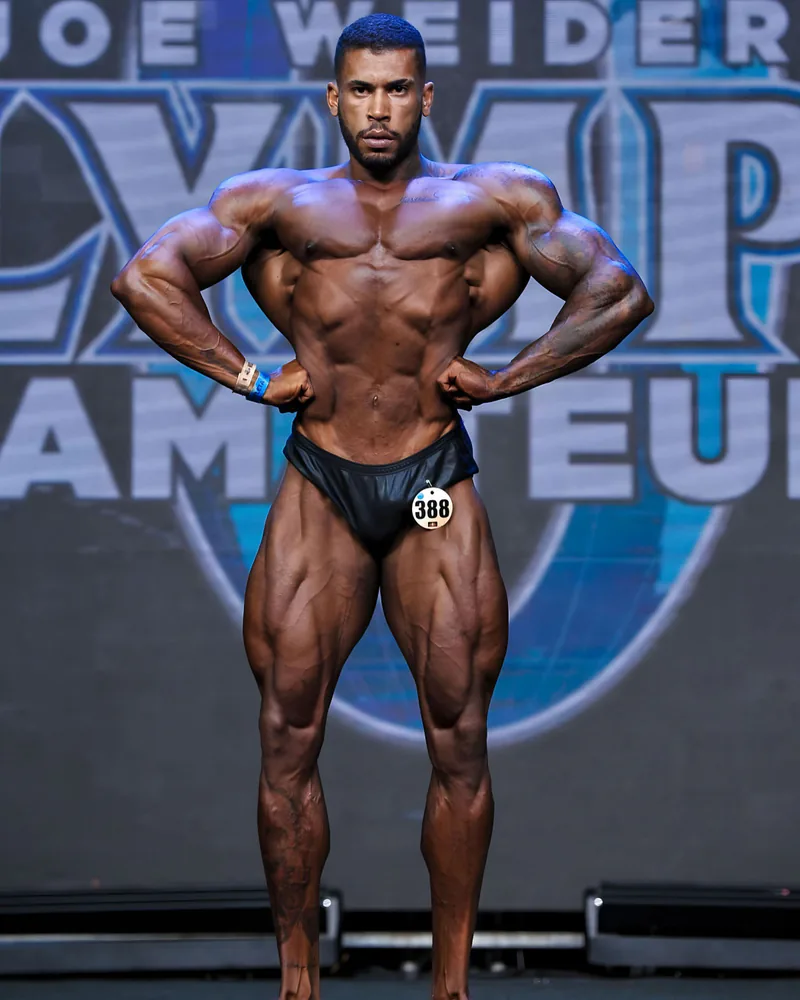 Canidia Santos no palco do Mr. Olympia Brasil Amador 2023
