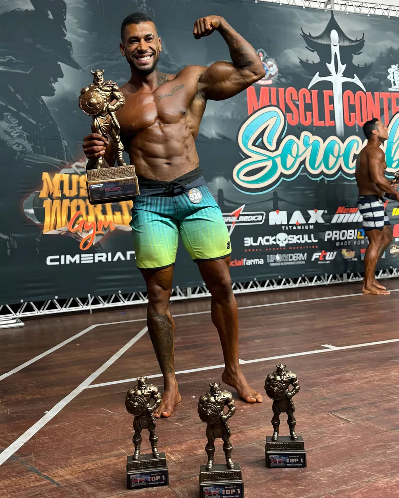 Canidia Santos com quatro troféus no Musclecontest Sorocaba