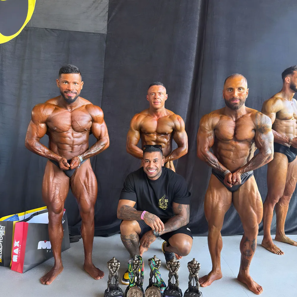 Atletas do Team Canidia com os troféus do Musclecontest São Carlos